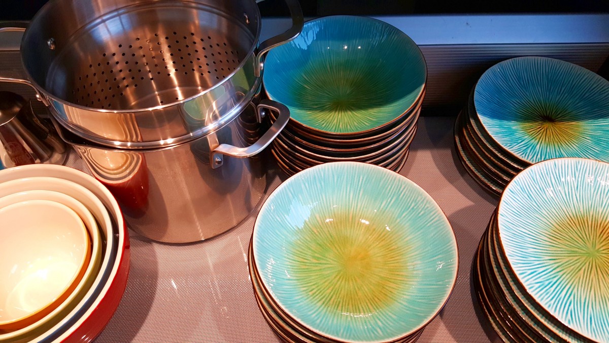 KITCHEN-dishespot-and-mixing-bowls  
